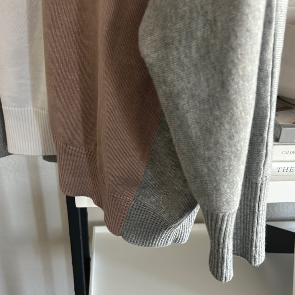 Colorblock V-Neck Sweater - Picture 4 of 4